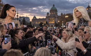 „Zašto se fanovi Cece i Karleuše svađaju već 20+ godina zbog žena koje uopšte ne poznaju?“ „Zašto se fanovi Cece i Karleuše svađaju već 20+ godina zbog žena koje uopšte ne poznaju?“ - featured image