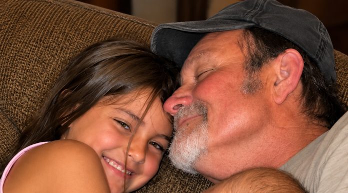 😨💔 Imala sam samo 15 godina kada sam otkrila pravo lice svojega oca. Sve je počelo kada mi je njegov mobitel slučajno dospio u ruke… Ali kada je izašao iz tuša i vidio što čitam, problijedio je i počeo me preklinjati da ništa ne kažem majci. Te noći morala sam donijeti najtežu odluku u svojem životu… 💔🥺‼️ 😨💔 Imala sam samo 15 godina kada sam otkrila pravo lice svojega oca. Sve je počelo kada mi je njegov mobitel slučajno dospio u ruke… Ali kada je izašao iz tuša i vidio što čitam, problijedio je i počeo me preklinjati da ništa ne kažem majci. Te noći morala sam donijeti najtežu odluku u svojem životu… 💔🥺‼️ - featured image