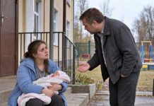 Osamnaestogodišnja djevojka sjedila je ispred doma za nezbrinutu djecu s novorođenom kćerkicom i jednom torbom, plačući. Roditelji su joj zabranili da abortira, a sada su joj naredili da napusti njihov dom. Pored nje je prolazio muškarac koji je čuo njen plač i rekao: „Nemoj dati svoju kćerku. Radije pristani na moju ponudu…“ 😲😲😲 Osamnaestogodišnja djevojka sjedila je ispred doma za nezbrinutu djecu s novorođenom kćerkicom i jednom torbom, plačući. Roditelji su joj zabranili da abortira, a sada su joj naredili da napusti njihov dom. Pored nje je prolazio muškarac koji je čuo njen plač i rekao: „Nemoj dati svoju kćerku. Radije pristani na moju ponudu…“ 😲😲😲 - featured image