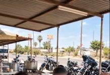 Četvorica motorista naručila su hranu u malom restoranu pored puta, a zatim otišla ne plativši račun jer su mislila da im siromašna starica, vlasnica restorana, ne može ništa učiniti. Ali ti muškarci nisu mogli ni zamisliti s kim su se zapravo zakačili. 😳 Četvorica motorista naručila su hranu u malom restoranu pored puta, a zatim otišla ne plativši račun jer su mislila da im siromašna starica, vlasnica restorana, ne može ništa učiniti. Ali ti muškarci nisu mogli ni zamisliti s kim su se zapravo zakačili. 😳 - featured image