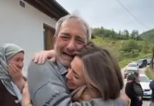 Prodao posljednju zemlju da školuje kćerku, a jedanaest godina kasnije cijelo selo svjedočilo njegovoj najvećoj nagradi Prodao posljednju zemlju da školuje kćerku, a jedanaest godina kasnije cijelo selo svjedočilo njegovoj najvećoj nagradi - featured image